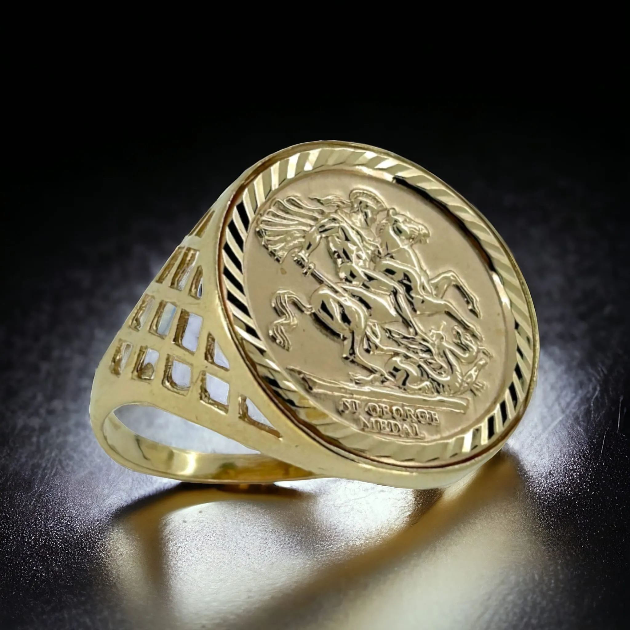9ct Yellow Gold St George Half Sovereign Ring Size S/T/V