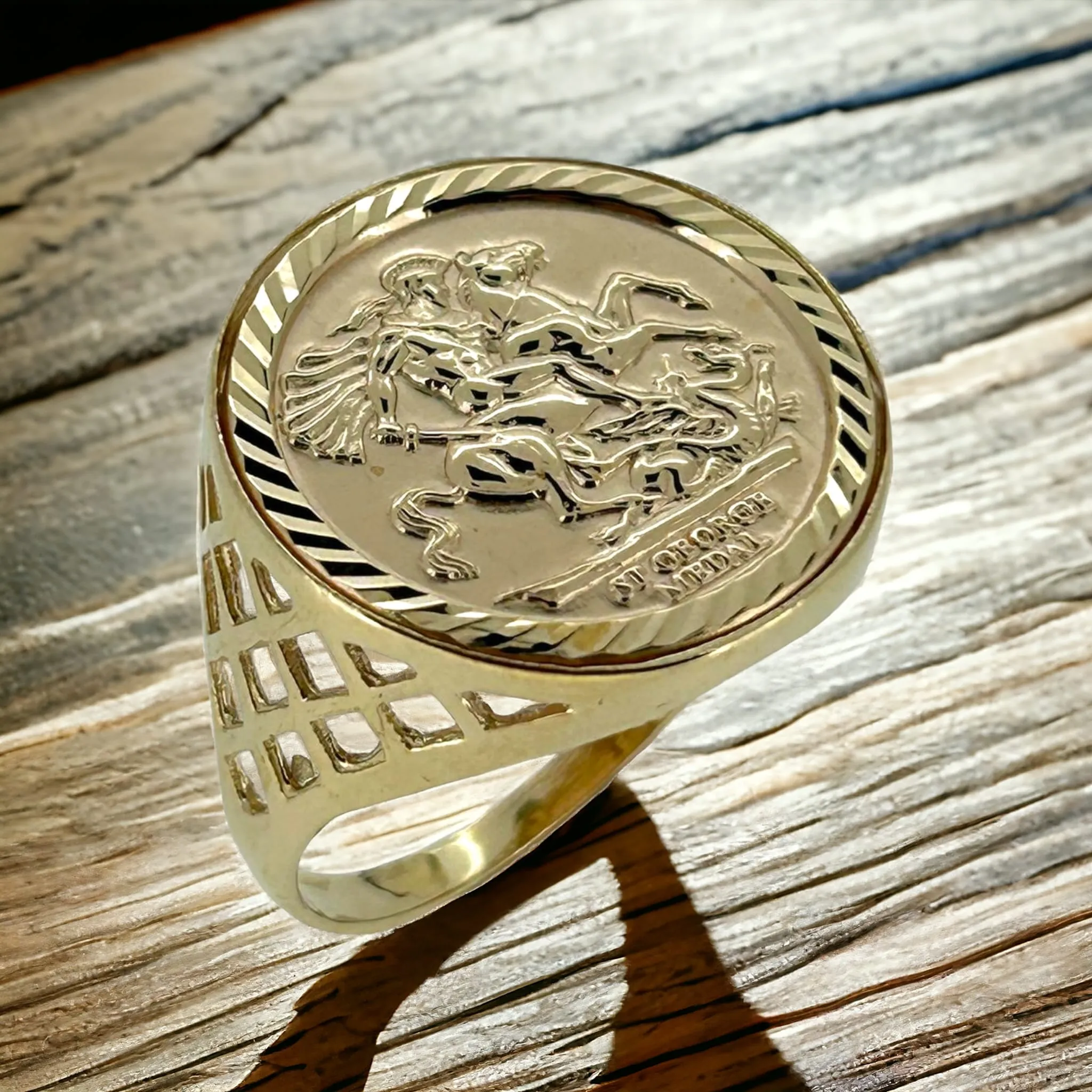 9ct Yellow Gold St George Half Sovereign Ring Size S/T/V