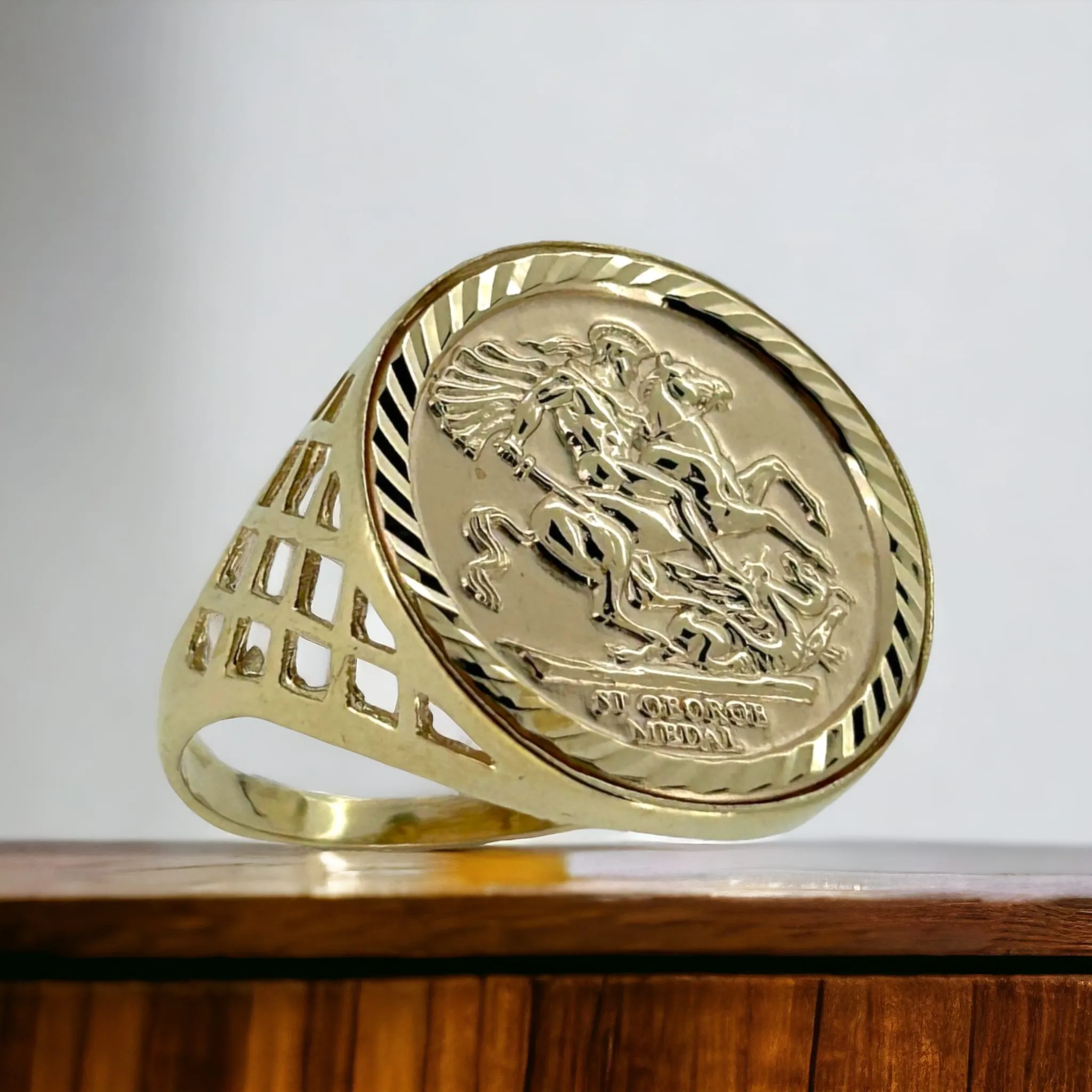 9ct Yellow Gold St George Half Sovereign Ring Size S/T/V
