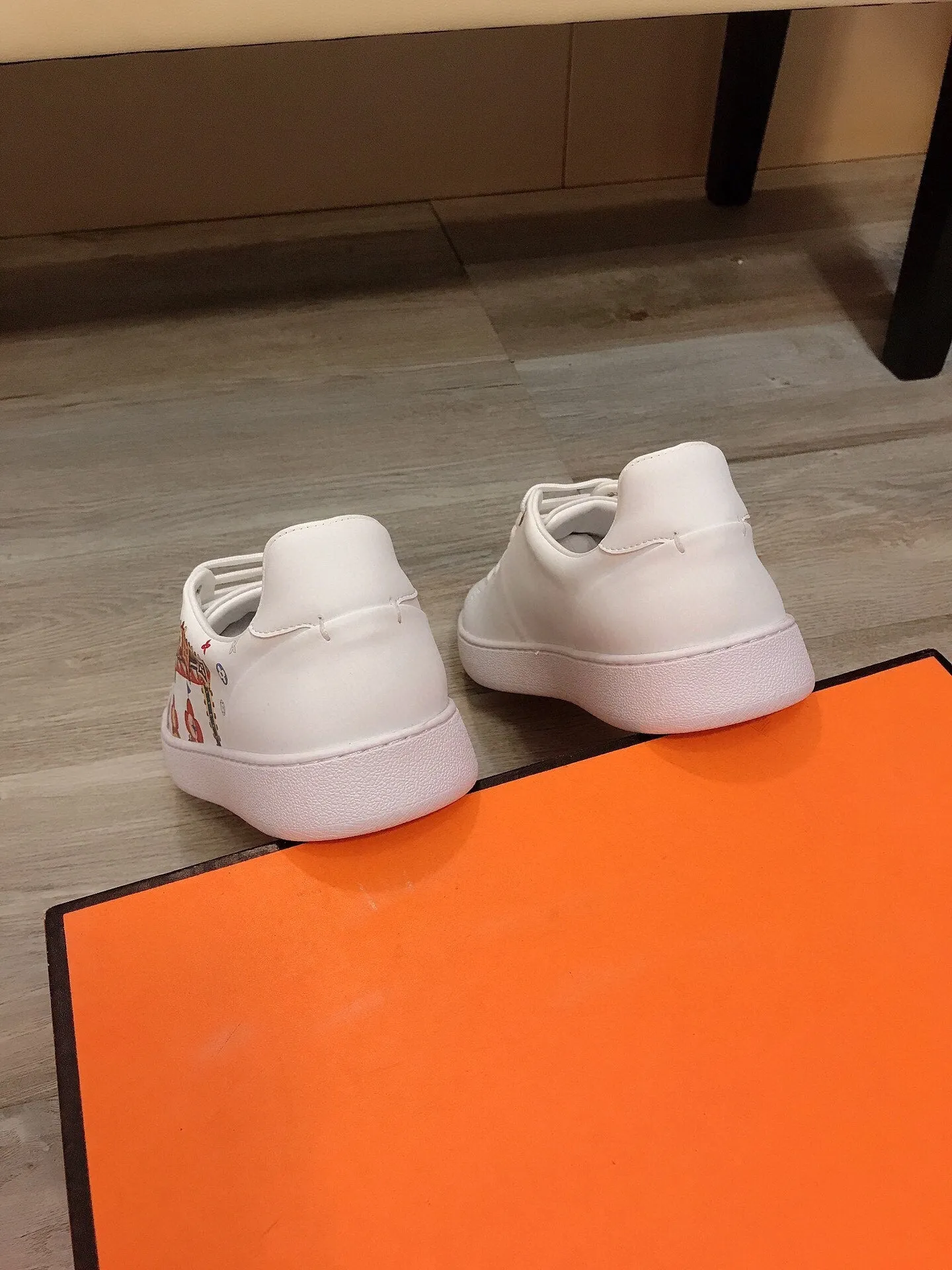LV MEN'S ATHLETIC SHOES COMBINING LUXURIOUS QUALITY AND FASHION