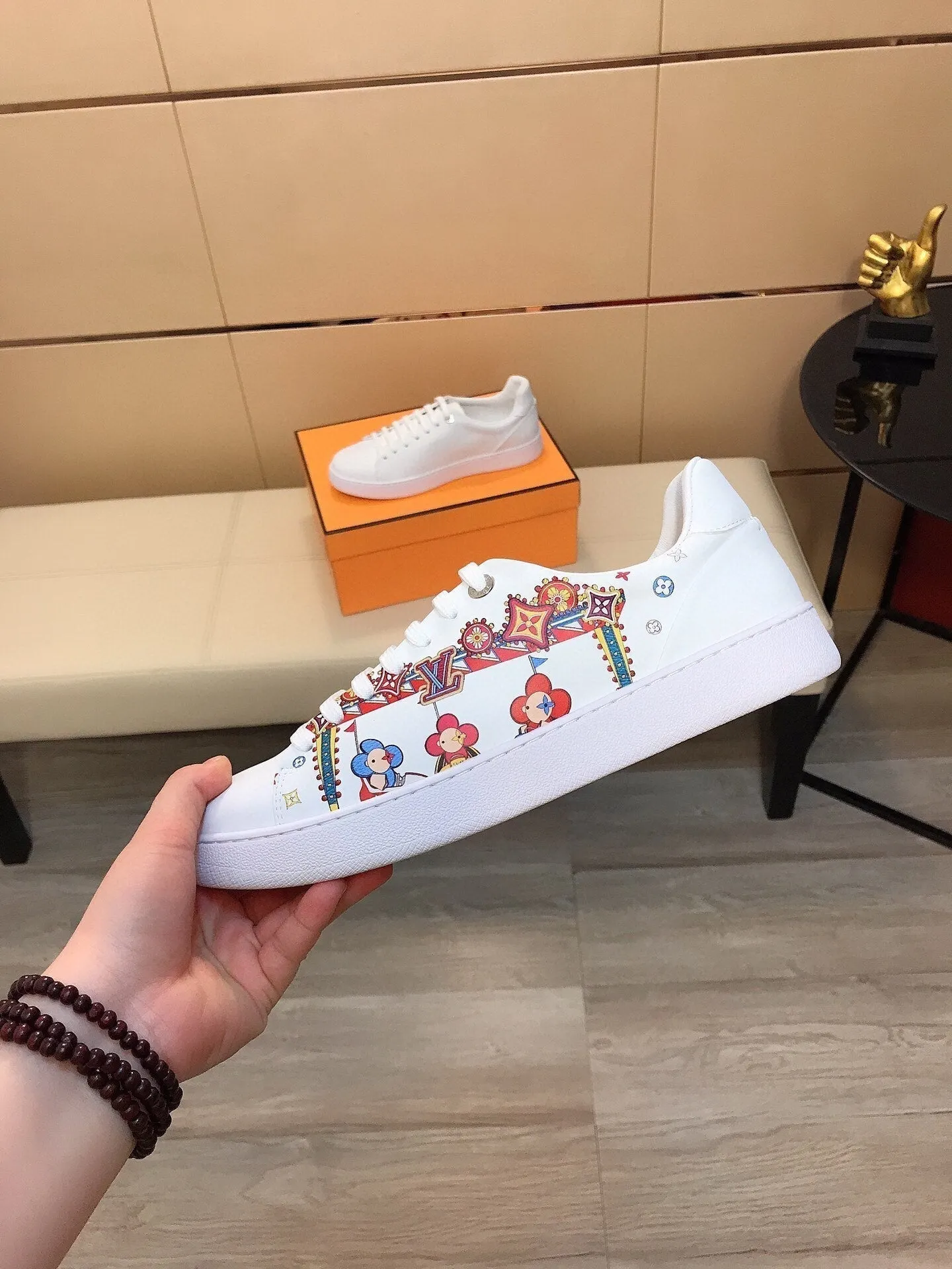 LV MEN'S ATHLETIC SHOES COMBINING LUXURIOUS QUALITY AND FASHION