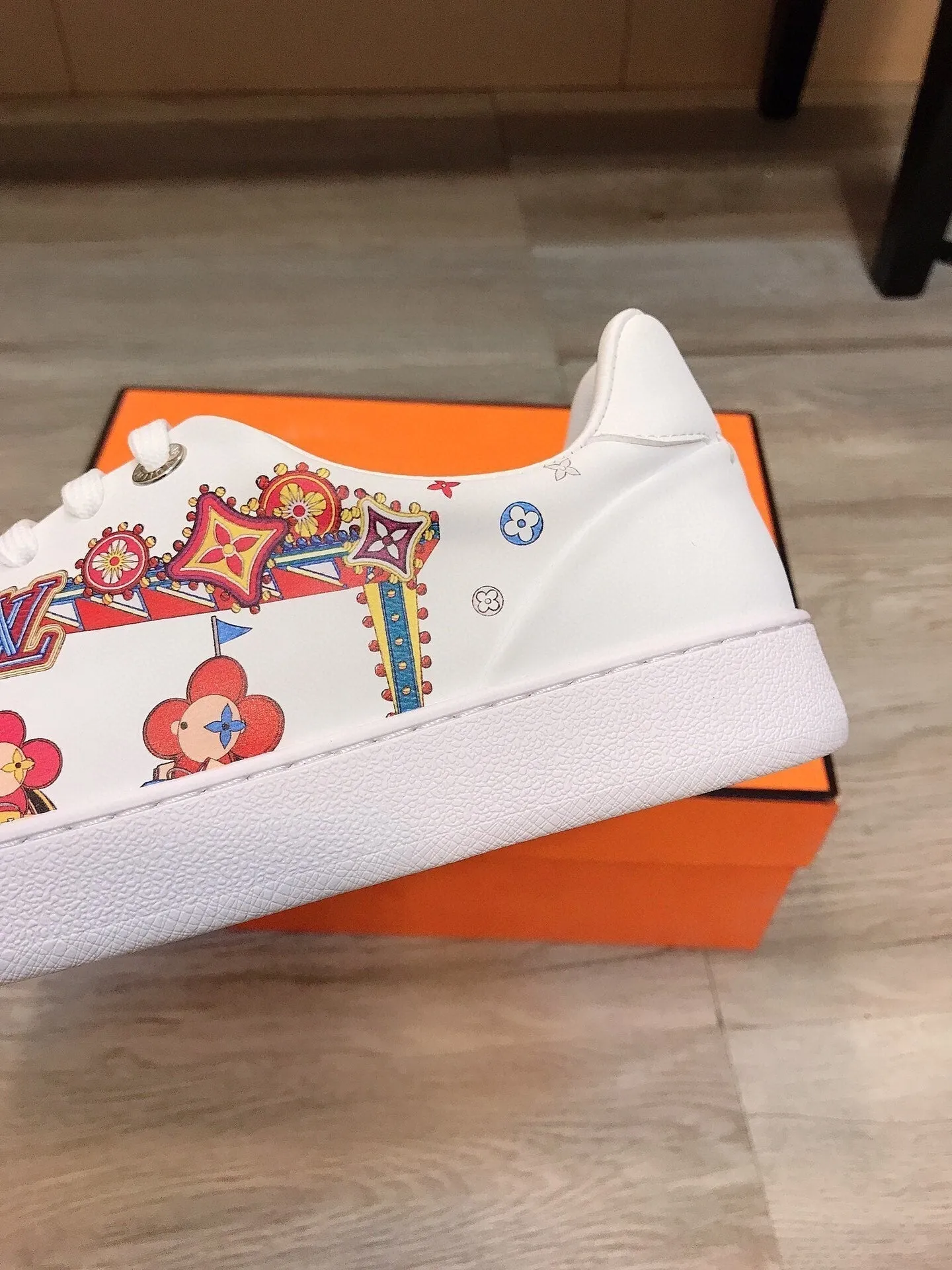 LV MEN'S ATHLETIC SHOES COMBINING LUXURIOUS QUALITY AND FASHION