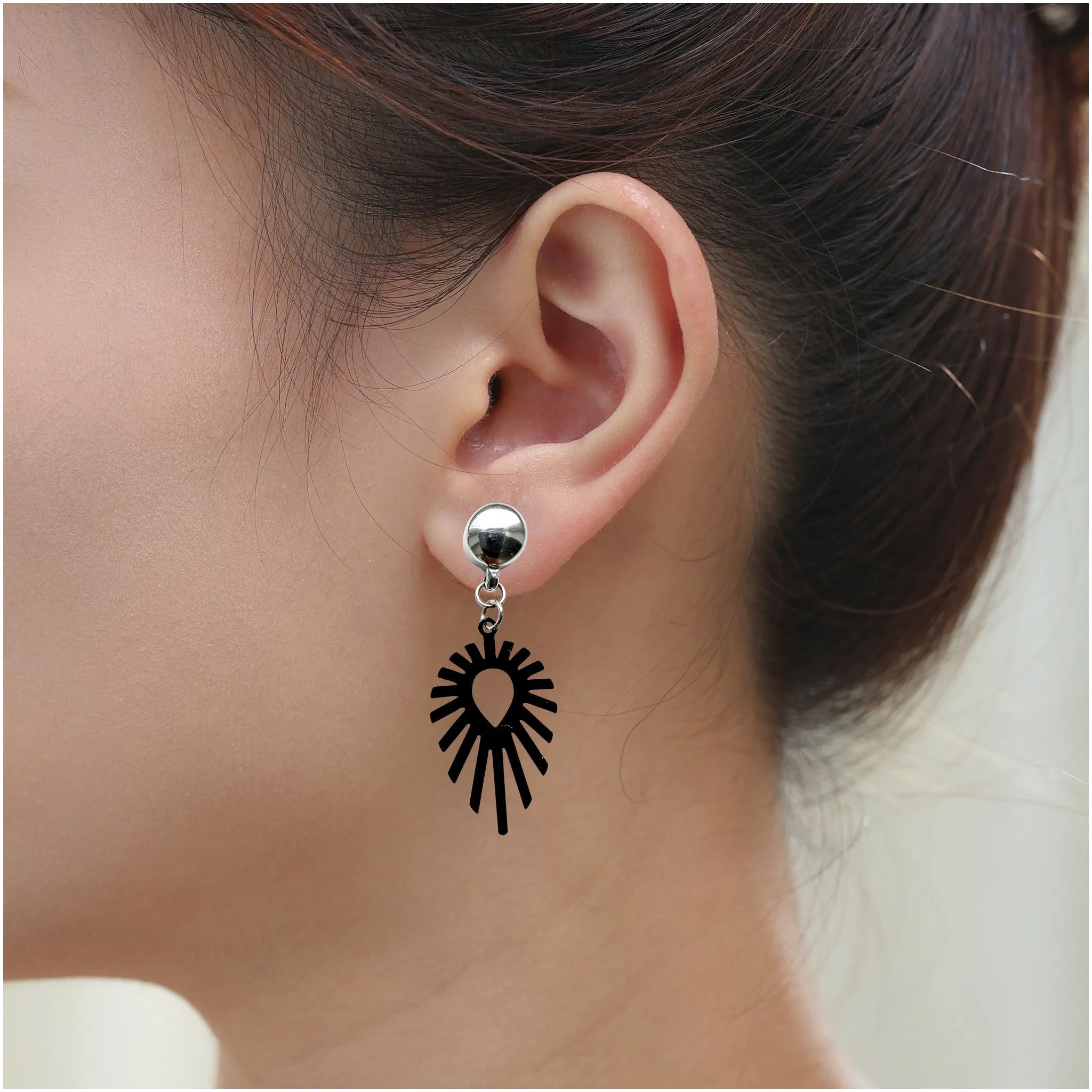 TI-GO Shine teardrop black/white earrings